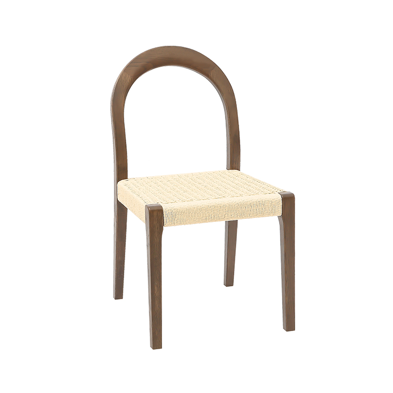 Sedia in legno con base in stile intrecciato