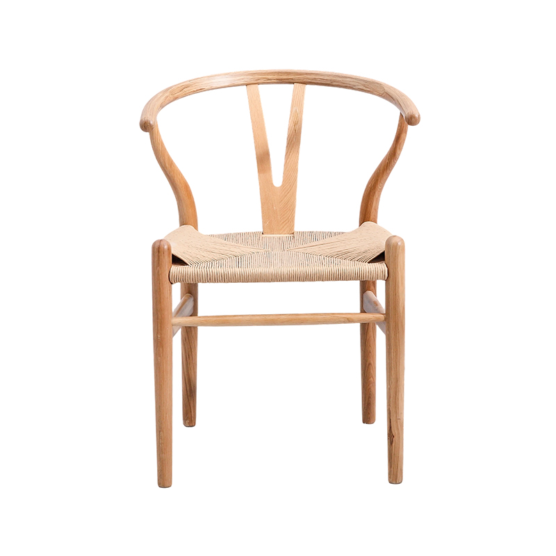 Sedia in legno intrecciato con cuciture classiche