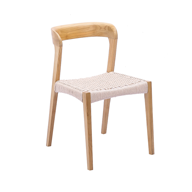 Sedia in legno con base intrecciata a mano